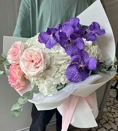 Букет "Lady luck" из орхидей, роз и гортензий