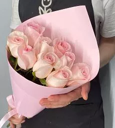 9 нежных голладнских роз в оформлении