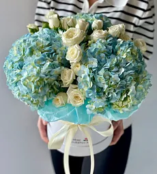 Композиция в коробке "Азалия" из роз и гортензий