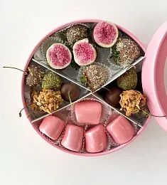 Фруктовый бокс "Radiance" бананы, вишня и клубника  в шоколаде