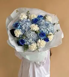 Букет "Хрусталь" из гортензий, гвоздик и роз