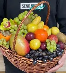 Подарочная корзина №14 с фруктами и орхидеей