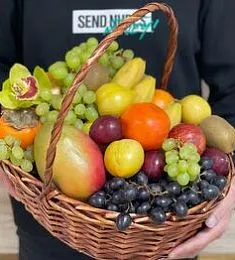 Подарочная корзина №14 с фруктами и орхидеей