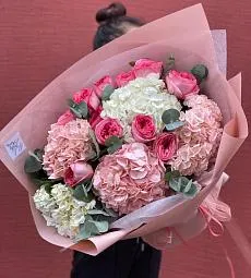 Композиция "Изабелла" из гортензий, роз и эвкалипта