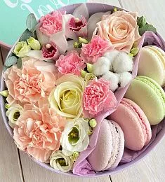 Букет "Сладкий момент" из цветов и макарун