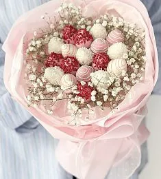 Клубничный букет "Аура" с гипсофилой