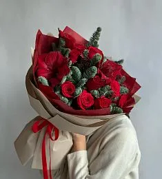 Композиция "Winter love" из нобилиса, роз и амариллиса