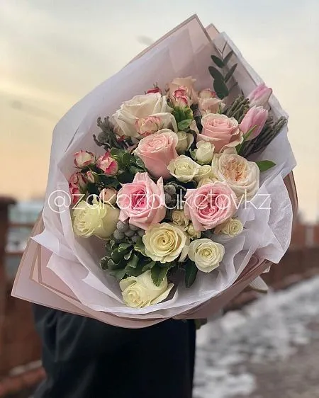 Букет "Занимательный сюжет" из роз, тюльпан, Озотамнуса и брунии 2