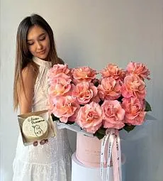 Сет "Роял и бенто" розы в коробке и бенто тортик