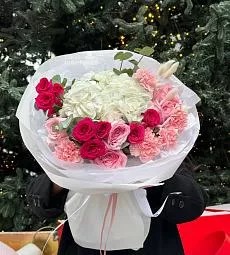 Букет "Сказочный лес" из гортензии, гвоздик и роз