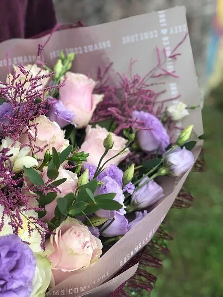 Букет "Цветочная Ария" из роз, фрезии, гвоздик, Лизиантуса и Астильбы 5