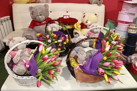 Корзина с мишкой Тедди и тюльпанами 3