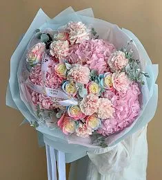 Букет "Градиент" из гортензий, гвоздик и градиентных роз