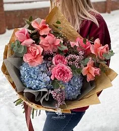 Букет "Лед и пламя" из гортензий и роз