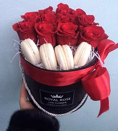 Цветочная композиция с Розами и Макарунами