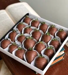 Клубничный бокс "Чоко Пай" клубника в молочном шоколаде