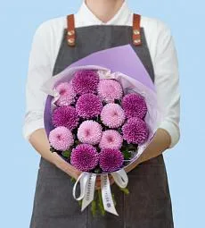 Букет из 13 хризантем момоко в оформлении