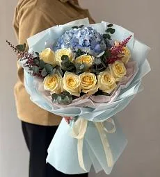 Букет "Энергия жизни" из гортензии, роз и эвкалипта