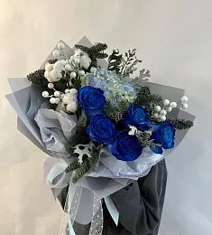 Композиция "Снежные искры" из гортензии, синих роз и нобилиса
