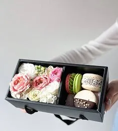 Бокс с макаронс "Мария Макарон" S. Роза, лизиантус и маттиола с макаронс в оригинальной удобной коробке