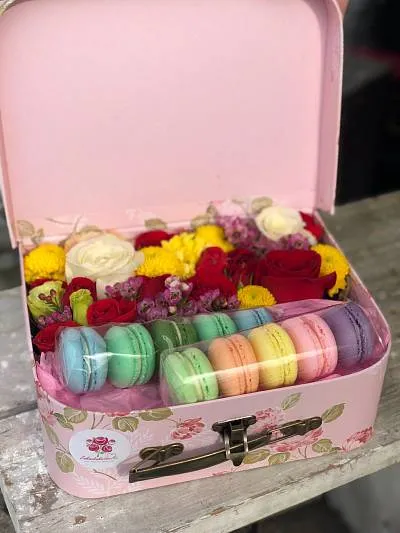 Сундучок с цветами и французскими макаронс 6