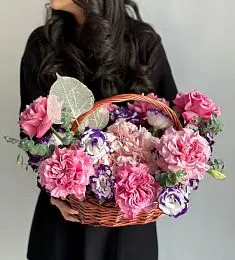 Композиция "Rui" из лизиантсов и роз в корзине
