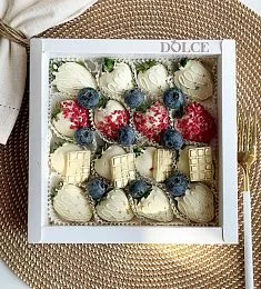 Клубничный бокс "White love" клубника в белом шоколаде и ягоды