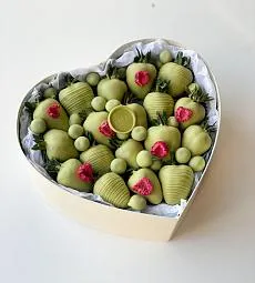 Клубничный бокс "Матча" клубника и голубика в шоколаде