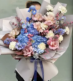Букет "Шерил" из гортензий, роз, гвоздик и дельфиниума