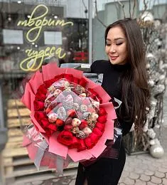 Клубничный букет "Розалия" L из клубники в шоколаде и голландских роз