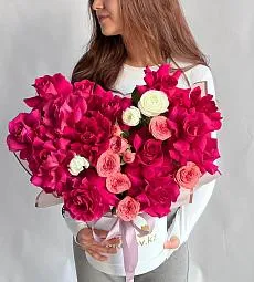 Композиция "Rose Dreamscape" из роз, спрей роз и ранункулюса