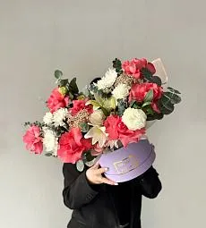 Композиция "Leonor" из роз, лилий, лизиантусов и хризантем