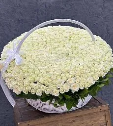 501 белая роза в корзине