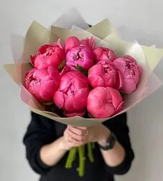Букет из 9 красных голландских пионов