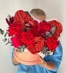 Композиция "Багрия" из роз и антуриума
