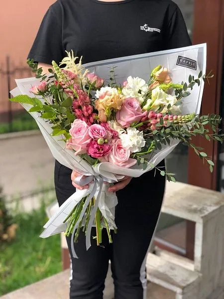 SPRING 5.0 букет из Лизиантуса, роз и гвоздик 5