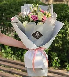 Букет "Луиза" из лизиантусов и роз