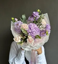 Композиция "Fiona" из гвоздики, гортензии и лизиантуса