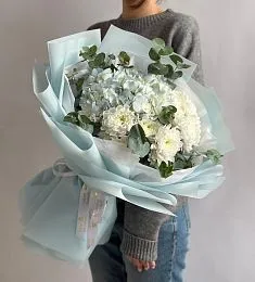 Букет "Vittorika" из гортензий и хризантем