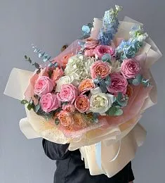 Композиция "Zahra" из дельфиниума, гортензии и роз