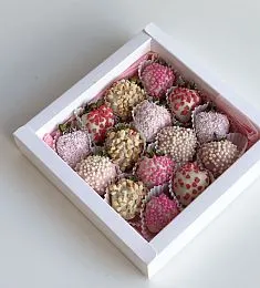 Клубничный бокс "Pink and White" клубника в шоколаде
