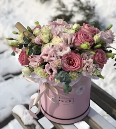 Композиция "Панорама" из роз и лизиантусов