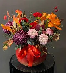 Композиция в тыкве "Coralique" с хризантемой, ранункулюсом, каллой и гвоздикой