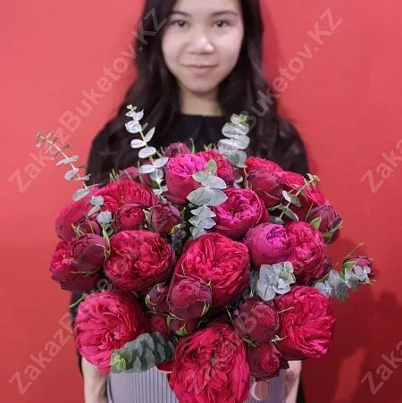 Композиция "Рубиновое сердце" из пионовидных роз и эвкалипта 2