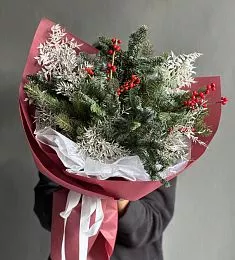 Композиция "Зимний каскад" из нобилиса, илекса и аспарагуса