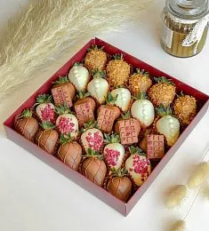 Клубничный бокс "Пуговка" в белом и молочном шоколаде