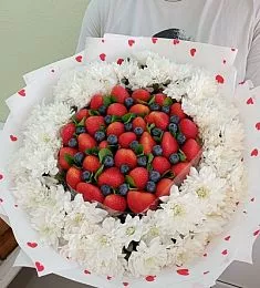 Букет из клубники, голубики и хризантем "Облако нежности"