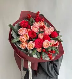 Композиция "Подарок от Деда Мороза" из пионовидных роз и нобилиса