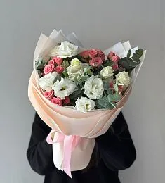 Букет "Greta" из лизиантусов, спрей роз и эвкалипта