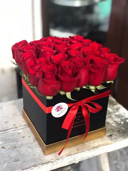 25 голландских роз в квадратной коробке 3